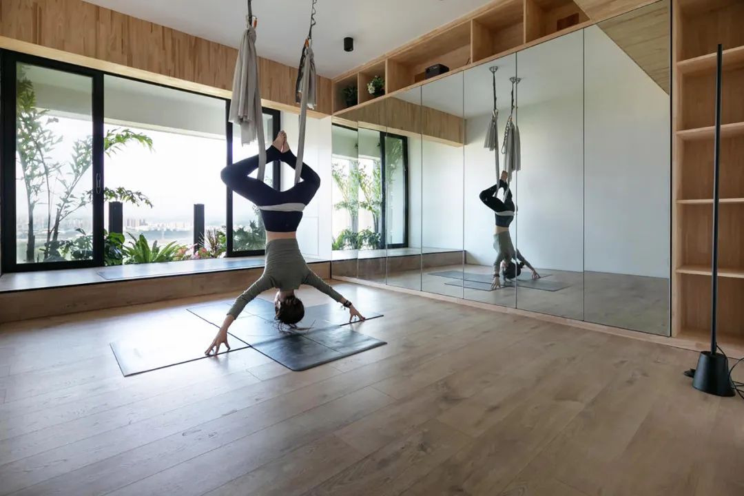 130平的新房大胆装修,客厅不要电视墙,承载着女主人的瑜伽梦