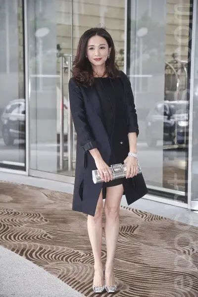 港姐吴婉芳才是真冻龄,53岁打扮成23岁也不违和,没皱纹就是美!