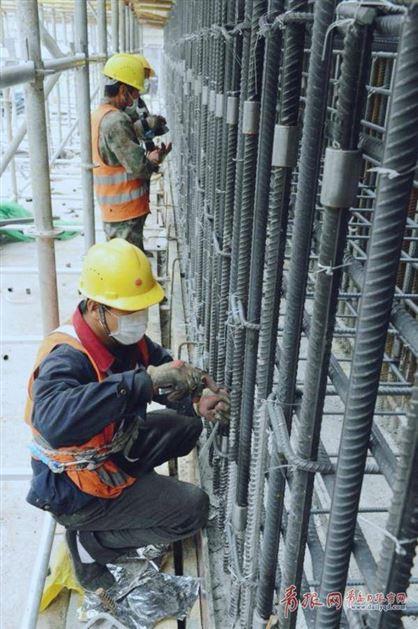 青岛:40米深地铁站掀起节日施工高潮