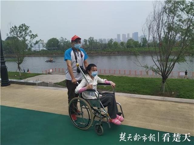 跋涉来汉,一线抗疫70多天,山东志愿者离汉前陪重症患者逛江滩