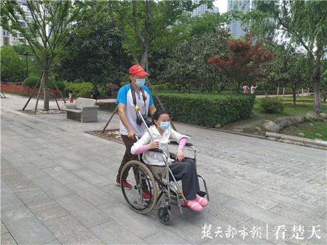 跋涉来汉,一线抗疫70多天,山东志愿者离汉前陪重症患者逛江滩