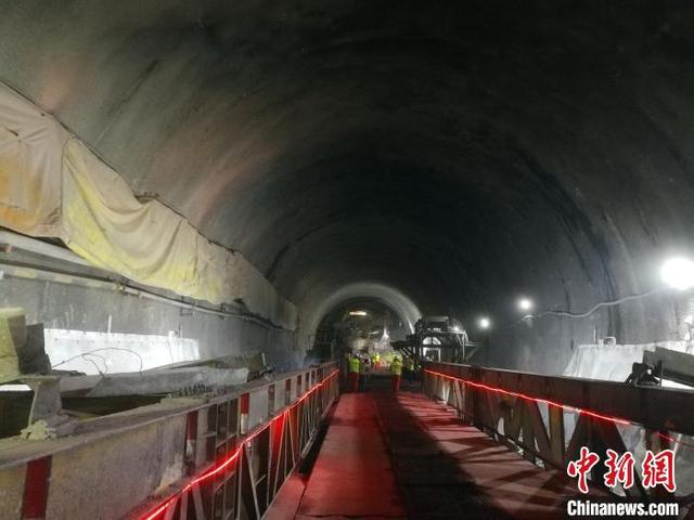 郑万高铁湖北兴山段一级高风险隧道安全贯通