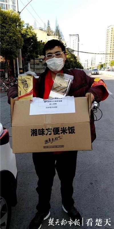 跋涉来汉,一线抗疫70多天,山东志愿者离汉前陪重症患者逛江滩