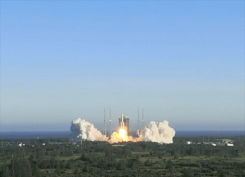 ▲长征五号B运载火箭点火瞬间。高一鸣 摄