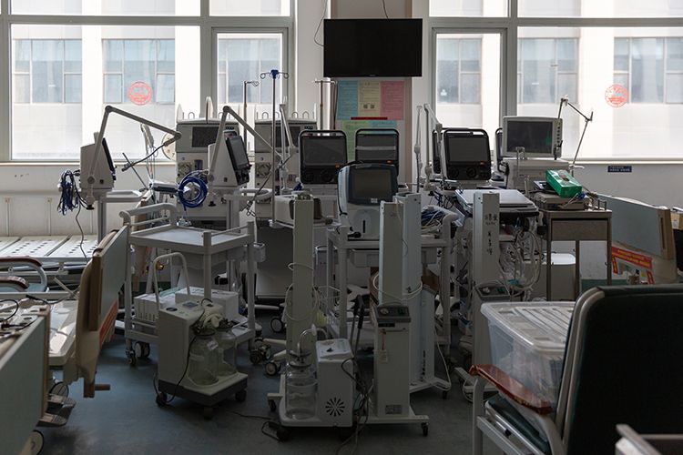  救治新冠肺炎重症患者的医疗器械被统一堆放在病区一角。