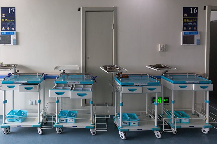  病区走廊里，医务人员使用的小推车集中停放。