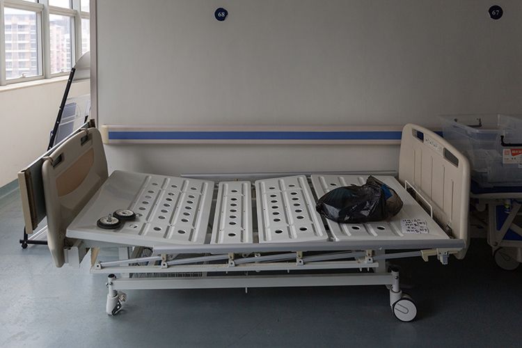 病区走廊里停放着一张损坏的病床。