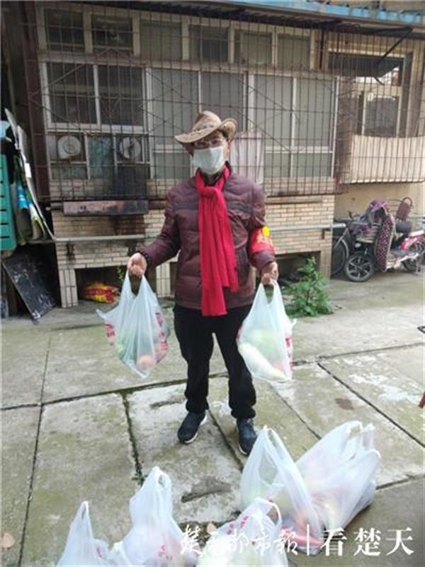 跋涉来汉,一线抗疫70多天,山东志愿者离汉前陪重症患者逛江滩