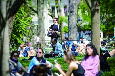  5月3日，人们在美国纽约华盛顿广场公园享受阳光。当日，温暖天气吸引大量纽约市民到公园休闲，增加了“佩戴口罩”和“保持社交距离”等防疫措施的执行难度。本版图片均为新华社发