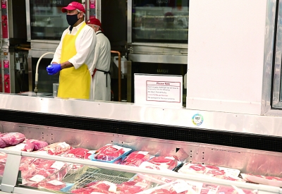  5月3日，美国旧金山湾区一家超市贴出“每位会员限购三件肉类产品”的提示。美国多家肉类加工厂近期因新冠肺炎疫情关闭，肉类供应受到影响。