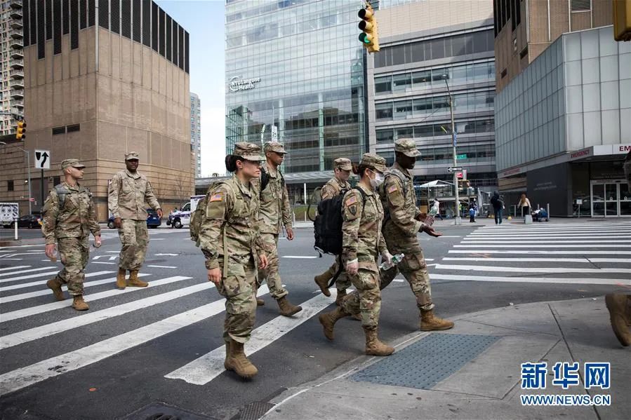 ▲4月8日，在美国纽约，美军士兵从一家医院外走过。新华社发（郭克 摄）