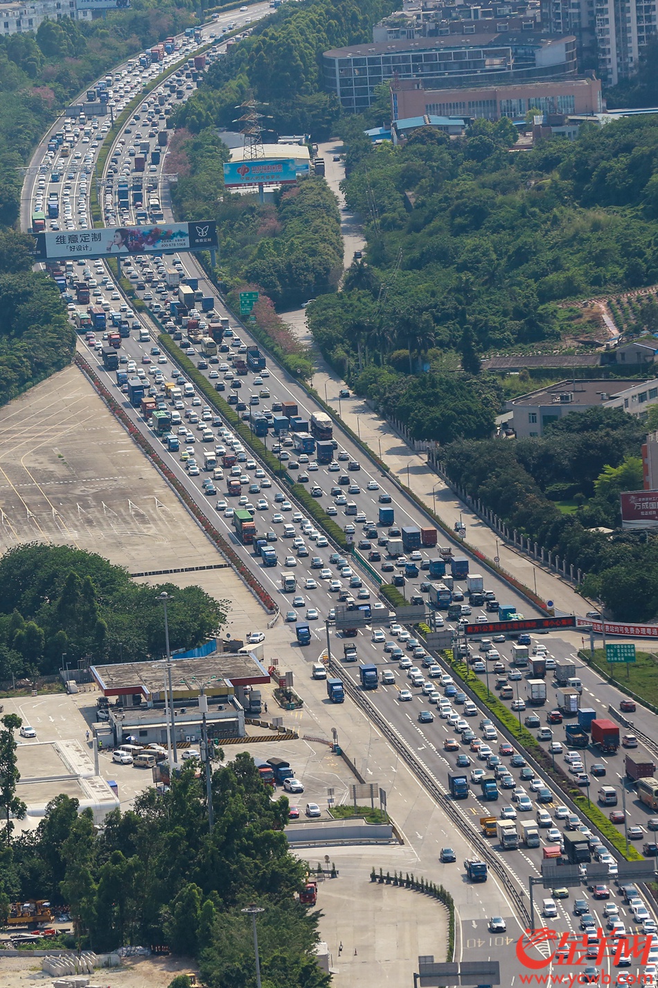 记者带你"上天"直击五一假期返程高峰
