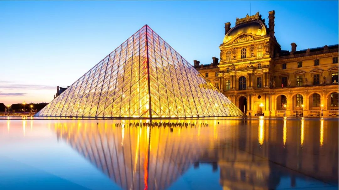 巴黎卢浮宫的玻璃金字塔