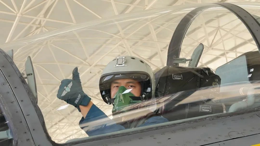 一级军士长刘振明飞行员竖起的拇指就是最大褒奖