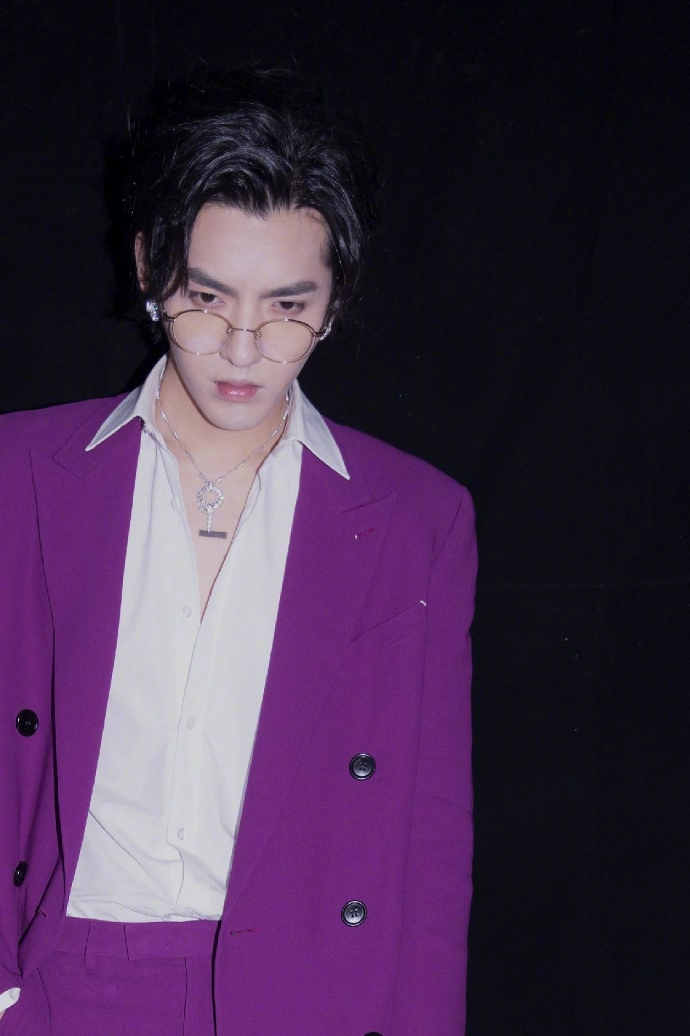 紫色本身是比较吸睛的,搭配低调的格纹阔腿裤,复古又大气,张扬的恰到