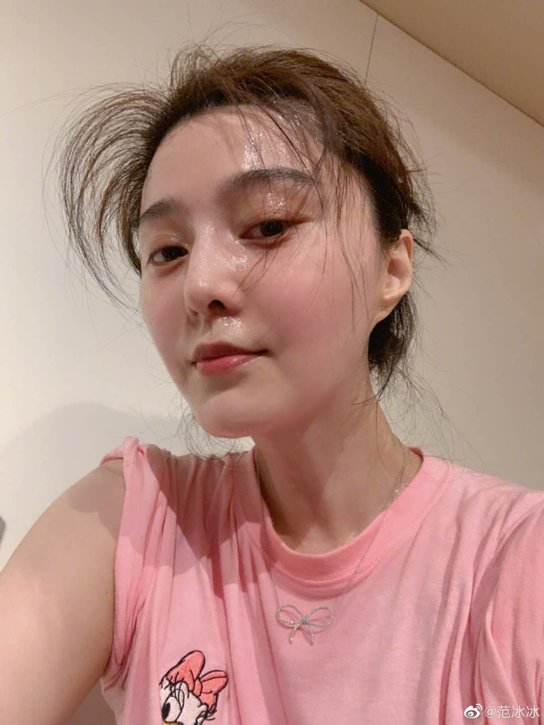 范冰冰晒居家健身照秀美腿,满头大汗两腮通红,39岁素颜状态仍如少女