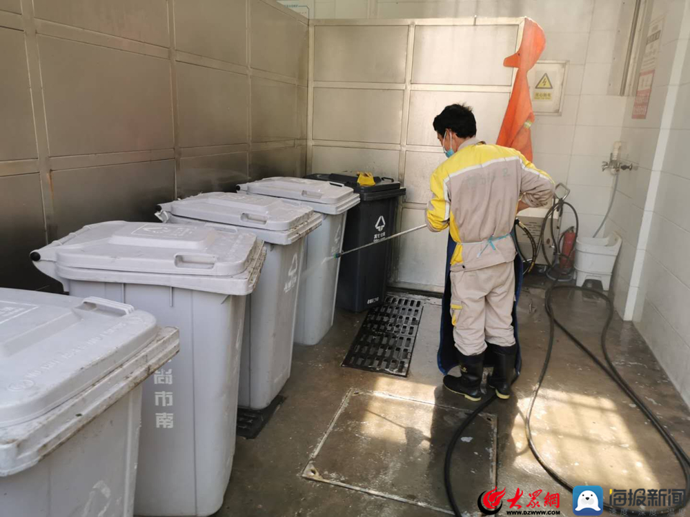 青岛城管:坚守岗位 保障“五一”岛城市容环境