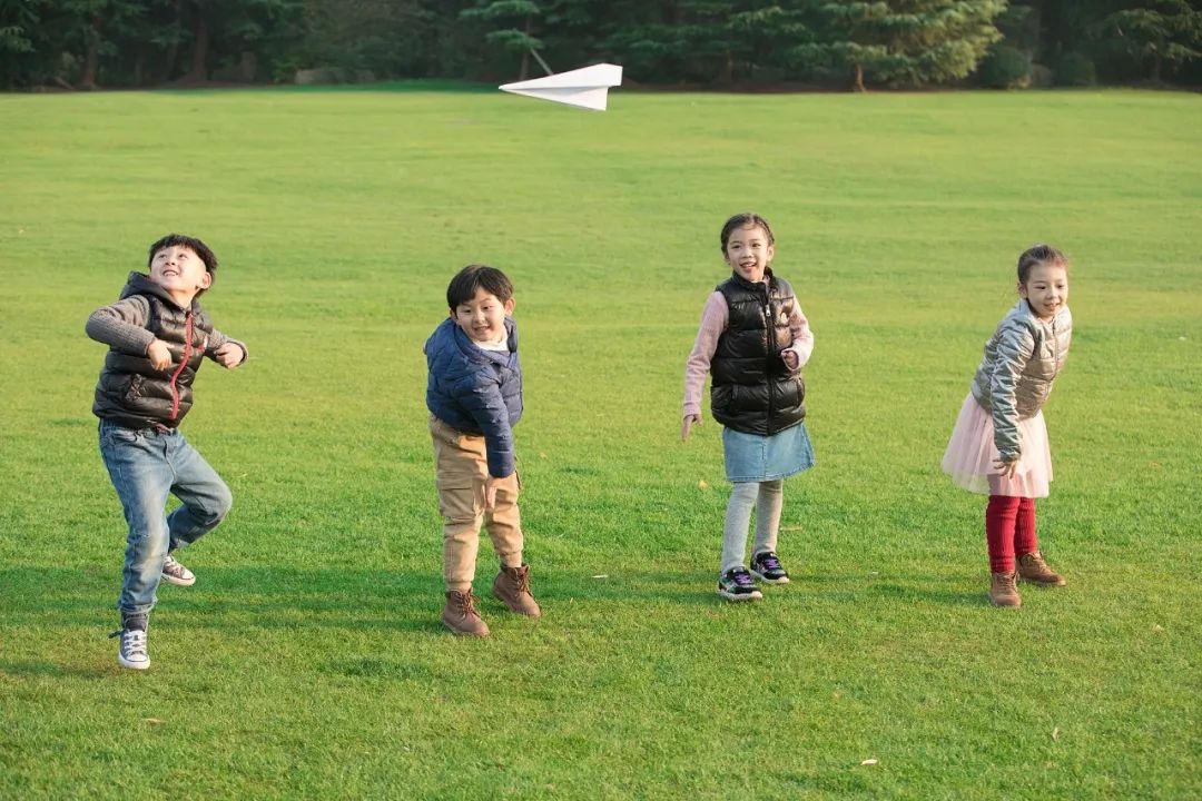 毁掉一个孩子,就让他沉迷于"垃圾快乐"|玩手机|父母|手机_新浪新闻