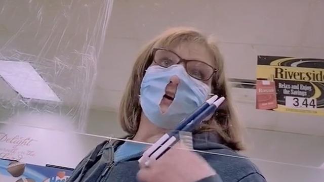 美国女子在口罩上剪大洞"口鼻外露":这样才好呼吸啊
