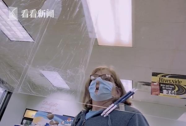 美国女子在口罩上剪大洞"口鼻外露":这样才好呼吸啊