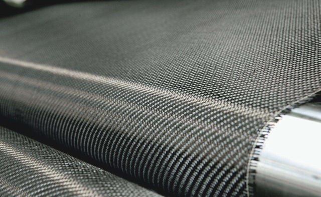 碳纤维外柔内刚,可以说是军工领域不可多得的新材料.