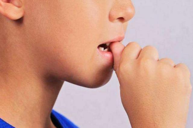 从小"咬指甲"的孩子,长大后怎么样了?专家:无非2种结果