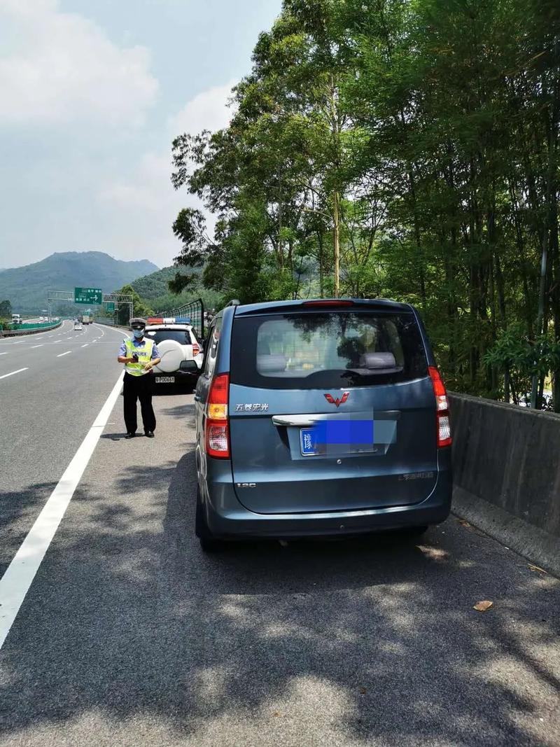 应急车道上停车睡大觉!遇到这种司机你怕不怕?