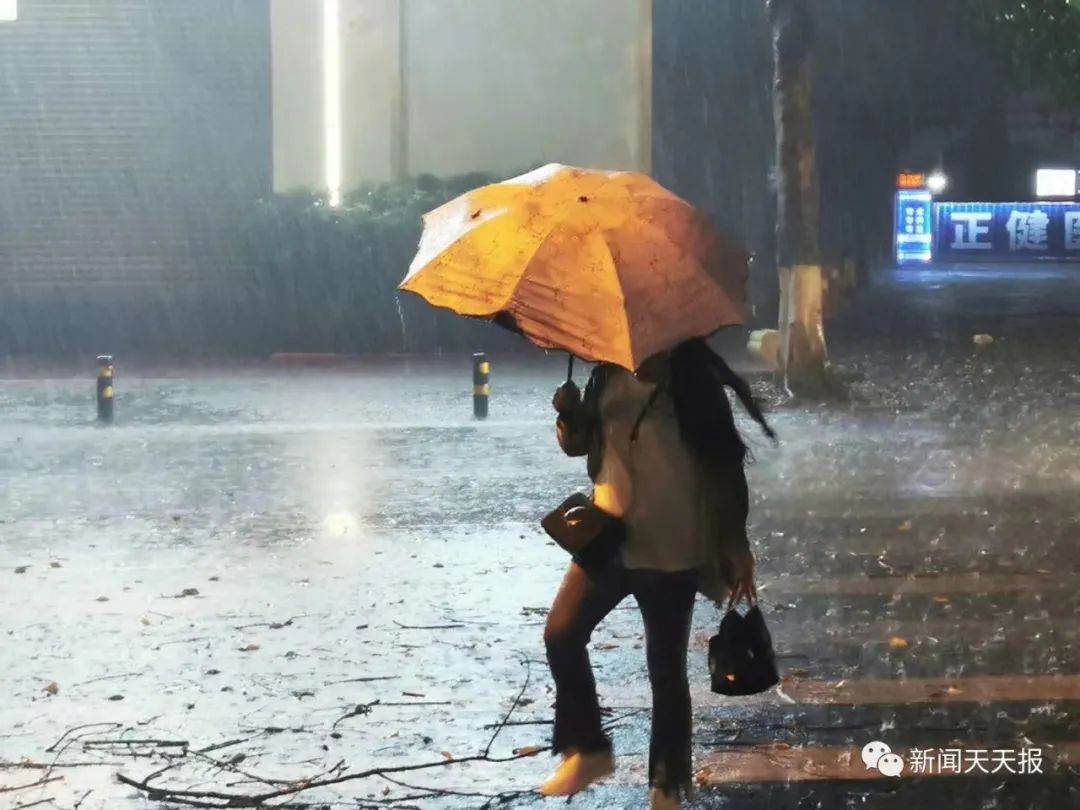 让高温的天气得以缓解,不过昨晚不止是大雨,还有大风,雷电等,这强对流