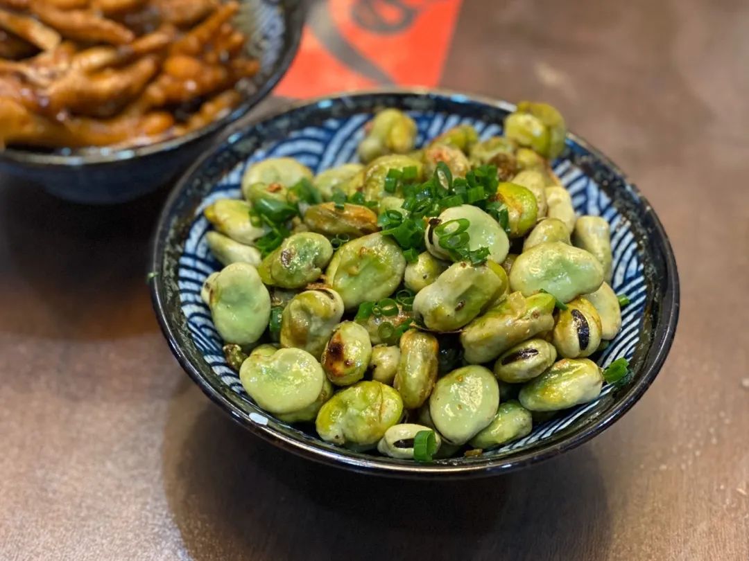 装盘出锅了,咸淡香糯的五香油焖蚕豆大功告成!下酒的好菜.9.