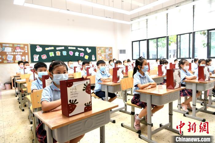 每一张课桌上均放有“返校礼包”。 安源 摄
