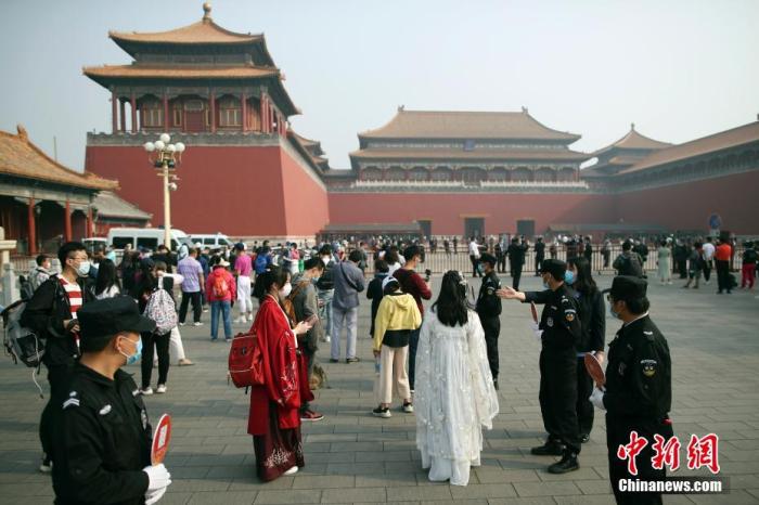 5月1日，游客排队准备进入故宫博物院。故宫此次每日限流从原本的8万人次降低到每日5千人次。 中新社记者 盛佳鹏 摄