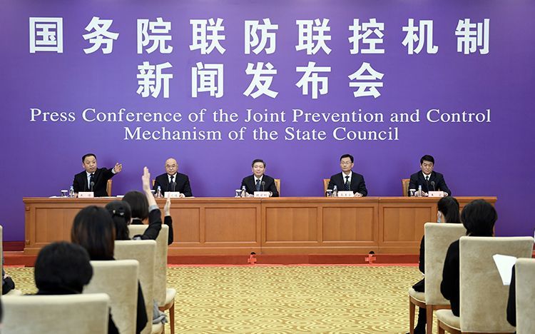 4月4日,国务院联防联控机制召开新闻发布会,介绍做好疫情期间粮食供给和保障工作情况。摄影/新京报记者 吴宁