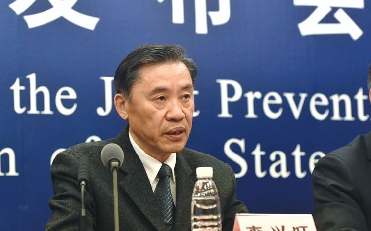 2月5日,国家医疗专家组成员、北京地坛医院感染性疾病诊疗与研究中心首席专家李兴旺在新闻发布会上回答记者提问。摄影/新京报记者 吴宁