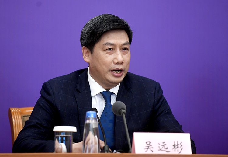 4月14日,国务院联防联控机制召开新闻发布会,介绍新冠肺炎药物研发、疫苗研制等科研攻关进展情况。科技部社会发展科技司司长吴远彬介绍,目前已经有3个疫苗获批进入临床试验。摄影/新京报记者 吴宁