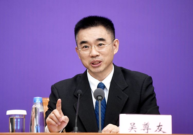 3月24日,国务院联防联控机制召开新闻发布会,介绍新冠肺炎疫情防控与医疗诊治有关情况。中国疾控中心研究员吴尊友回答记者提问。摄影/新京报记者 吴宁