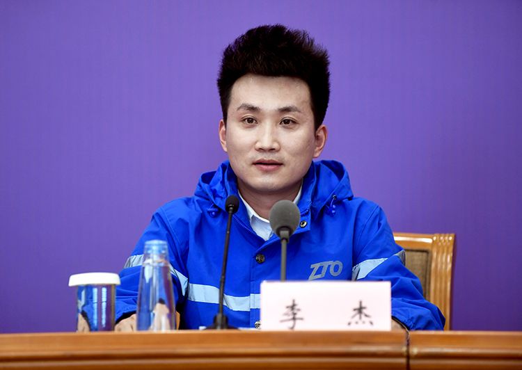 3月9日,中通快递北京厂洼路网点快递员李杰在发布会上回答记者提问。摄影/新京报记者 吴宁