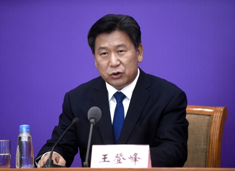 3月31日,国务院联防联控机制就低风险地区教育开学复课举行发布会。教育部应对新冠肺炎疫情工作领导小组办公室主任、体育卫生与艺术教育司司长王登峰在会上发言。摄影/新京报记者 吴宁