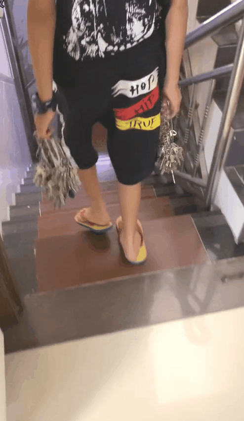 收租400栋楼妹子爆火后!不想努力的网友们全炸了!