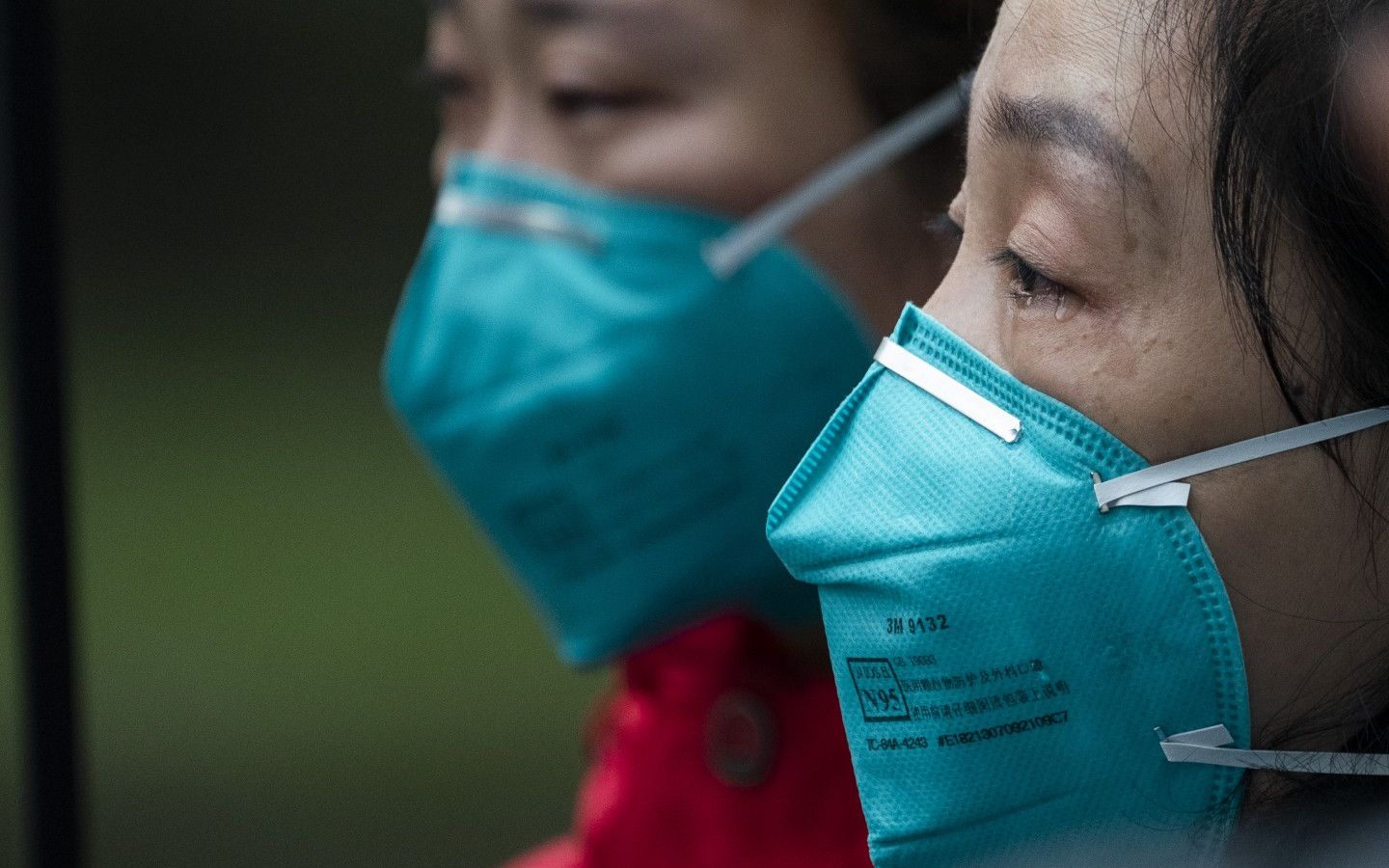 3月21日，武汉协和医院西院，北京医疗队队员看见一位老年患者康复出院，激动落泪。摄影/新京报记者 陶冉