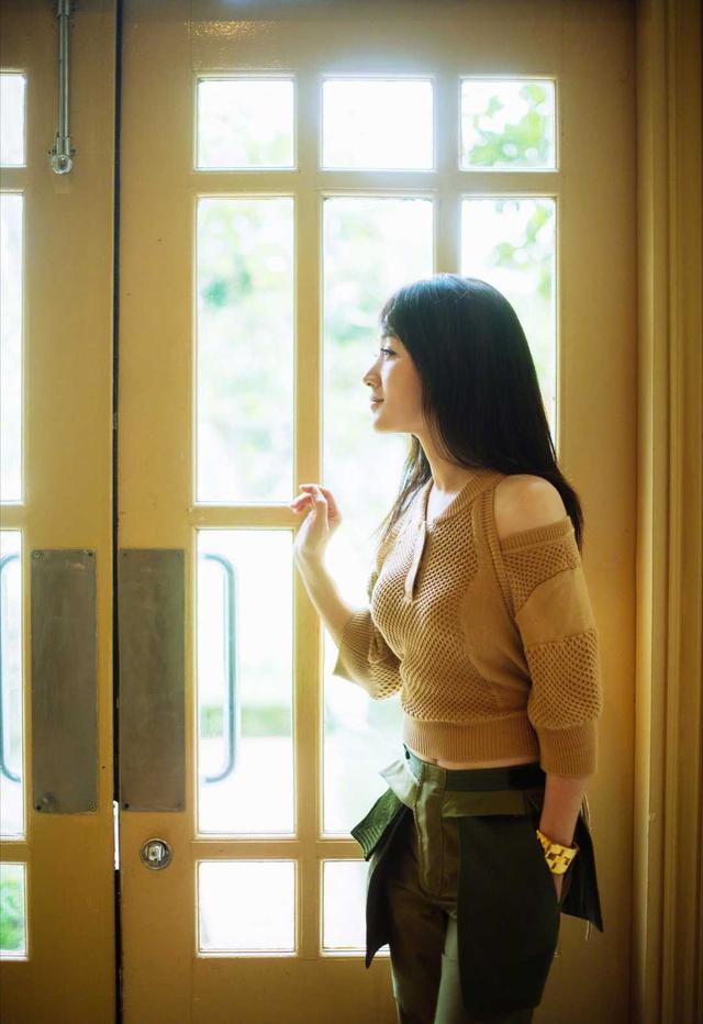 杨钰莹保养得真狠在国外穿挖肩上衣配阔腿裤48岁嫩得水灵灵