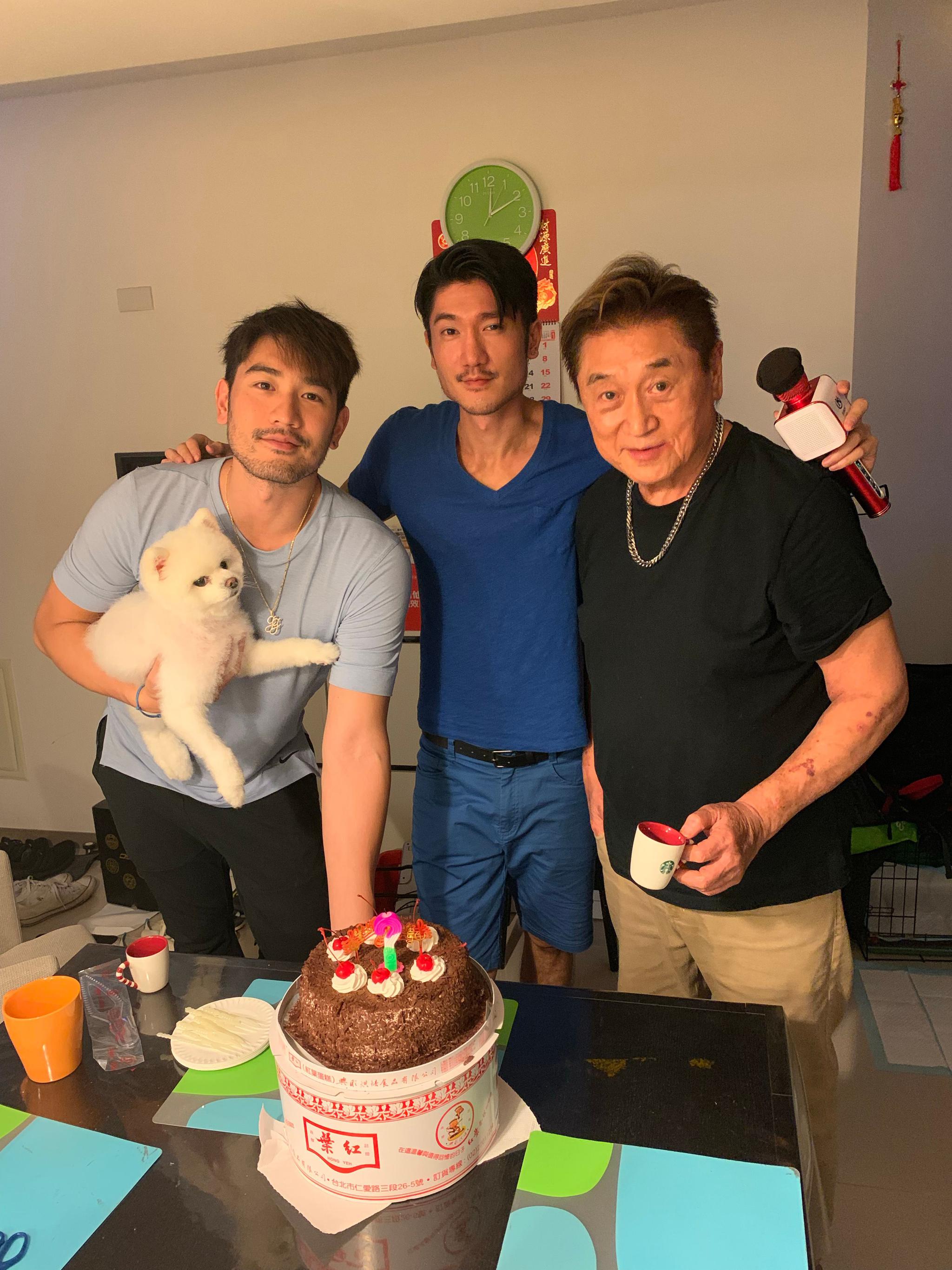 高以翔二哥生日，晒去年与弟弟、父亲庆生时合影|高以翔_新浪新闻