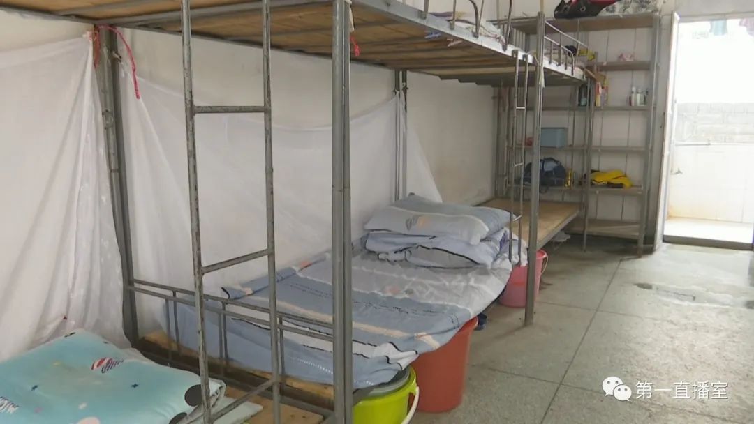 水口中学 校长 张泽孚:"至少大范围的消杀有三次,小范围的每天都要