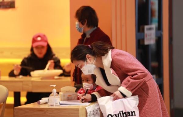 3月18日,兰州一家餐厅,消耗者在入店就餐前登记小我信休。 新华社发