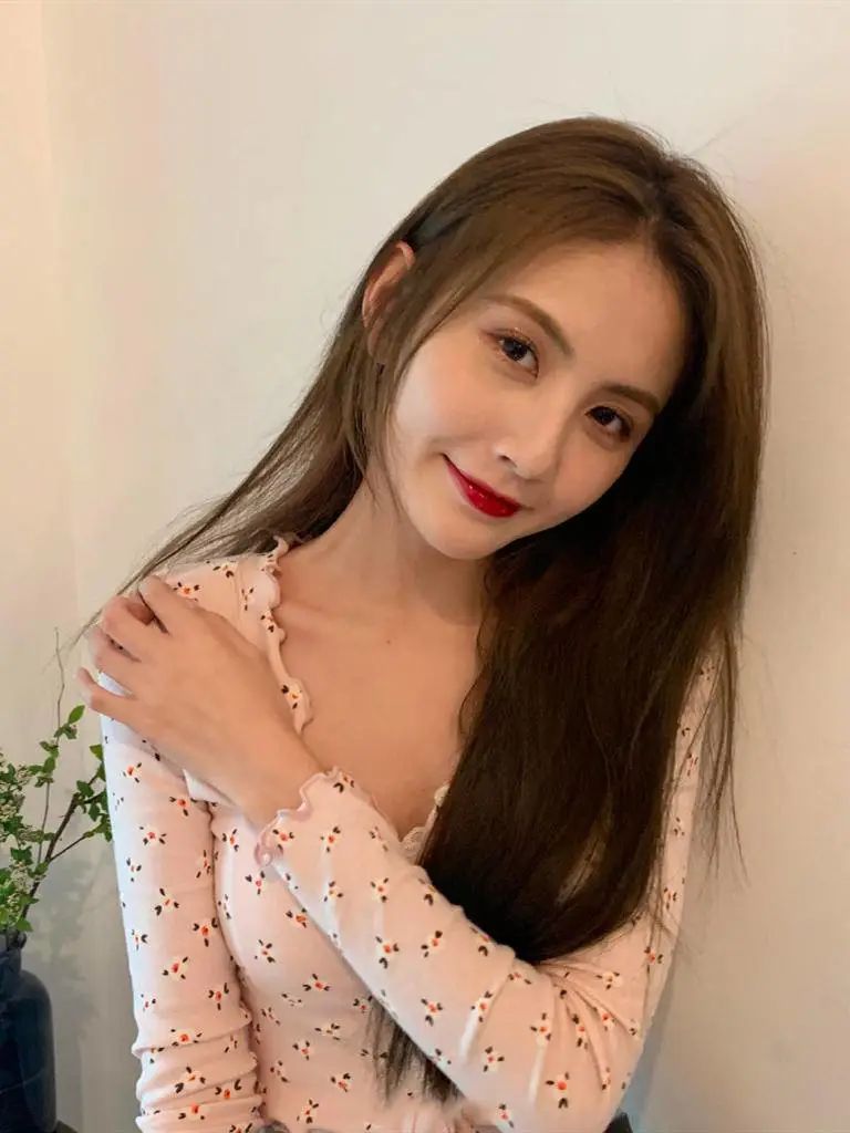 王思聪23岁小女友化淡妆清纯,私服穿衣清新靓丽,气质不输女明星