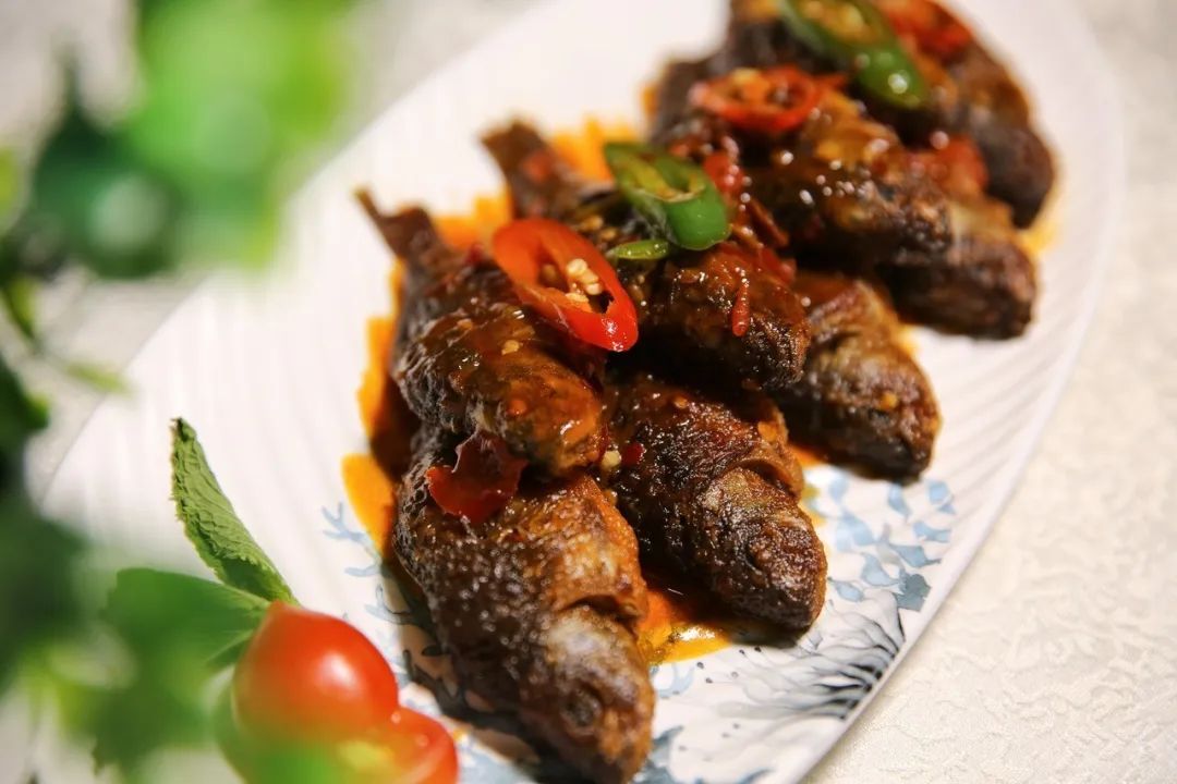 道的【百色风味】:   碳香猪颈肉,招牌碳火烤鸡,馋嘴蛙,香煎荷花鱼