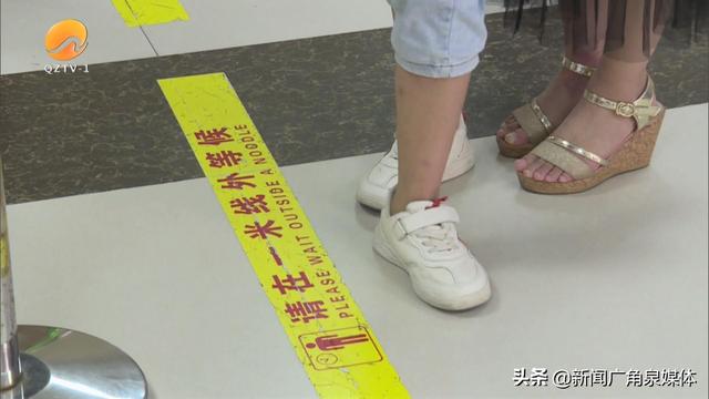 疫情期间你排队主动间隔一米了吗