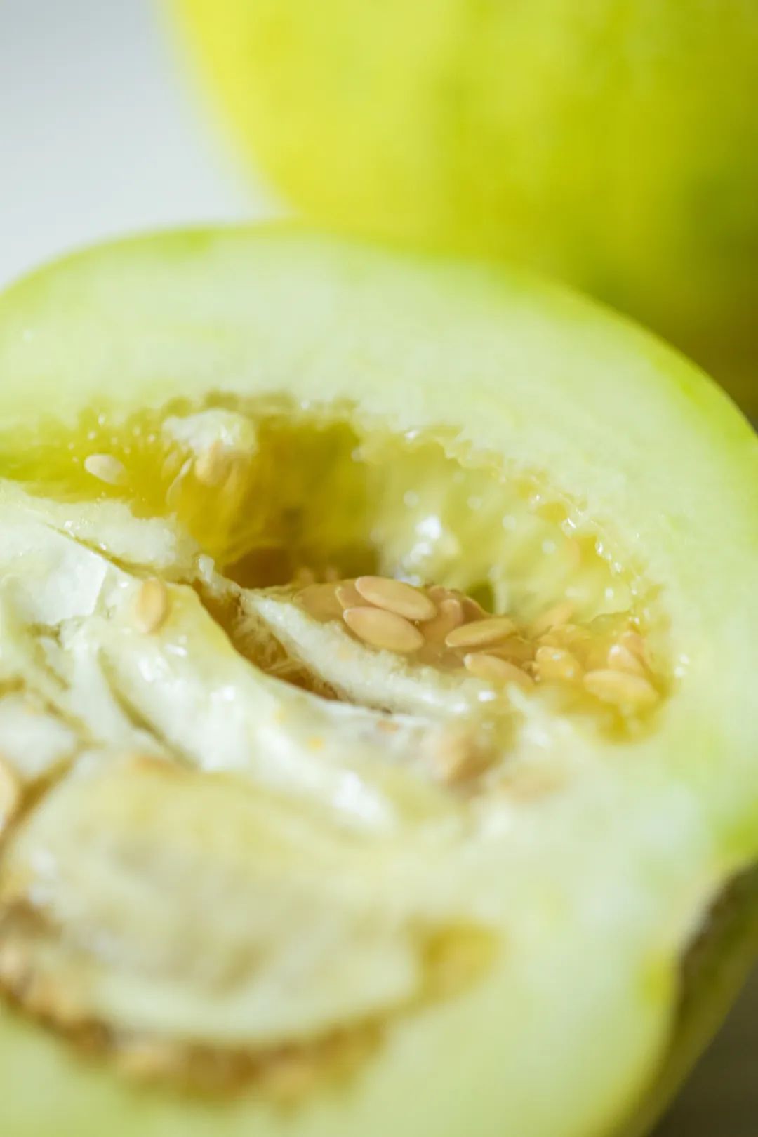 如果你更偏爱口感清甜脆爽的,可以试试这款刚刚上市的自然熟香瓜,汁水