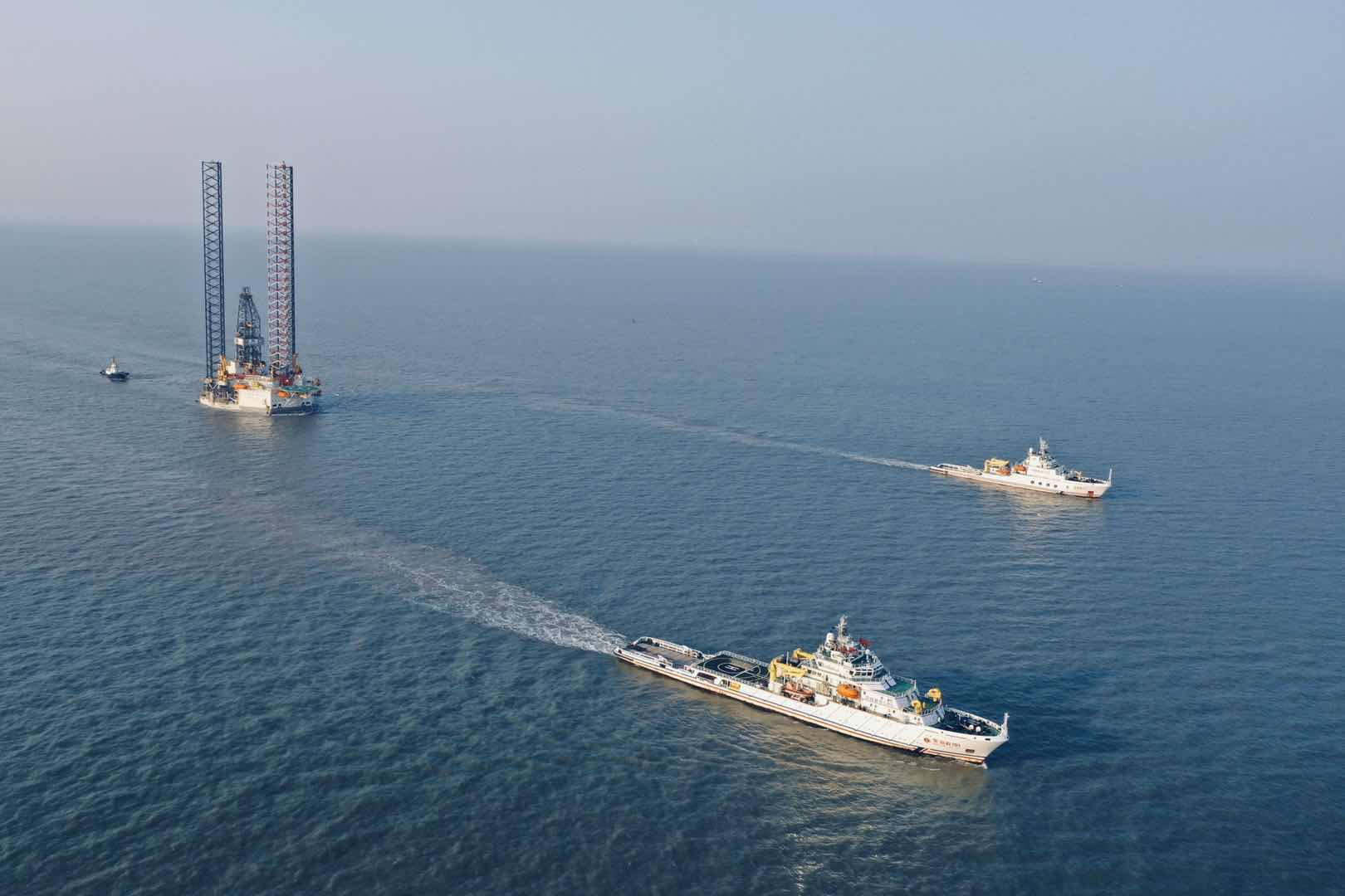 今天价值237亿美元石油钻井平台从东海绿华山锚地启航