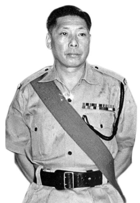 曾志伟的父亲曾启荣是华人探长,黑白通吃,后来因为贪污跑到台湾去了