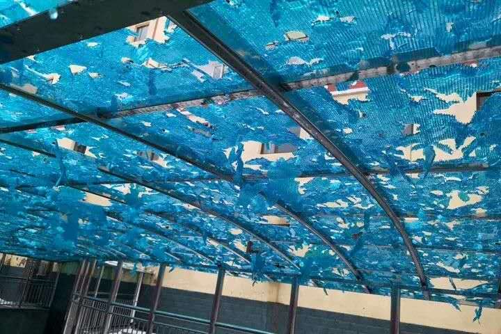 当地居民搭建棚顶被十足砸毁。卓尼县委宣传部供图